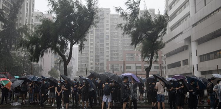 Hong Kong'da 44 protestocu hakim karşısında