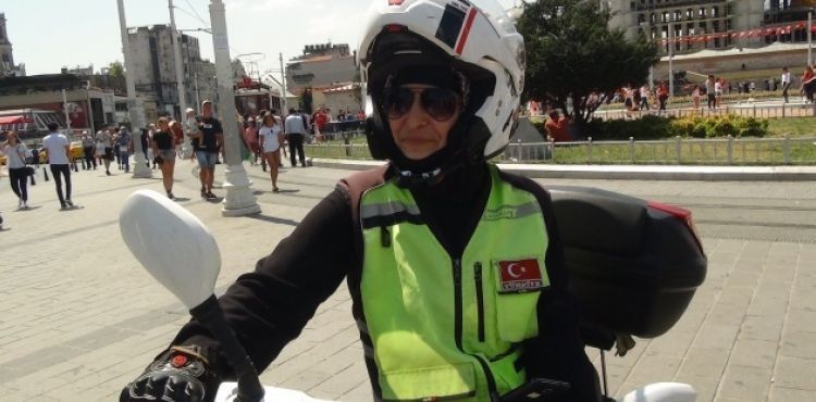 4 çocuk annesi motosikletli kurye görenleri hayrete düşürüyor