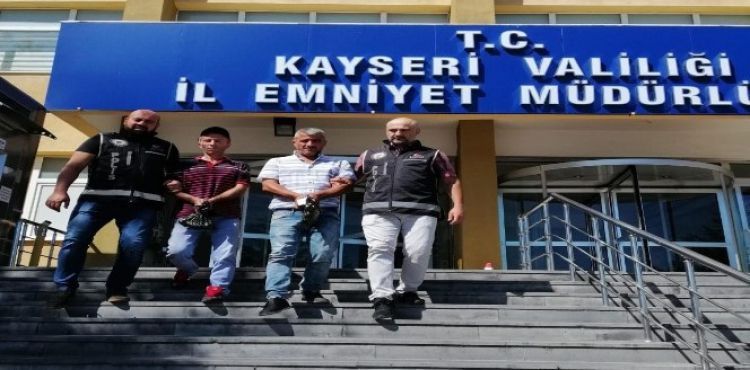 Ticari takside 12 yabancı uyruklu kaçak göçmen yakalandı