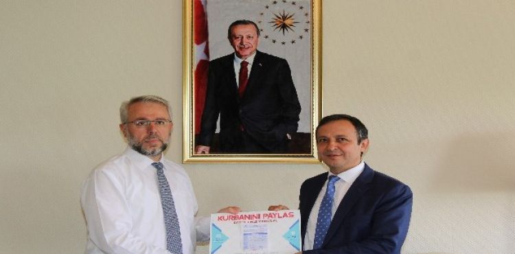 Erciyes ve Kayseri niversitesi Rektrlerinden Diyanet Vakf'na Kurban Ba