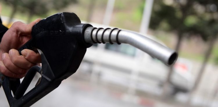 Benzinin litre fiyatına geceyarısından itibaren geçerli olmak üzere 28 kuruş indirim geldi.