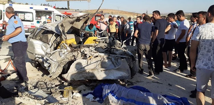 Gaziantep'te otomobil ile minibüs çarpıştı: 3 ölü, 12 yaralı
