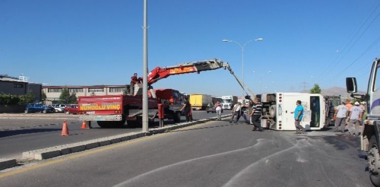 Kayseri'de işçi servisi ile kamyonet çarpıştı: 17 yaralı