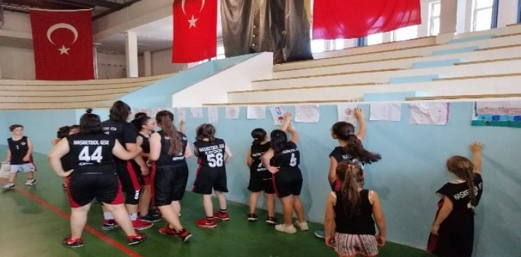 Basketbol antrenmanı öncesinde resim sergisi açtılar