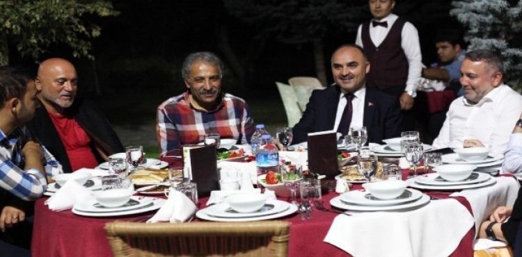Kayserisporlu yöneticiler ve futbolcular akşam yemeğinde buluştu