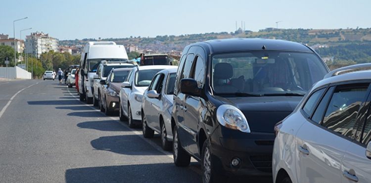 Tatile gitmek için saatlerdir sıra bekliyorlar