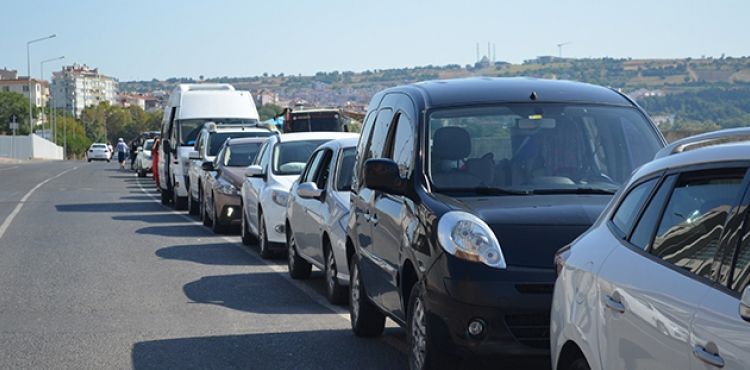 Tatile gitmek iin saatlerdir sra bekliyorlar