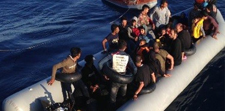 Kuşadası Körfezi'nde 22'si çocuk 49 kaçak göçmen yakalandı