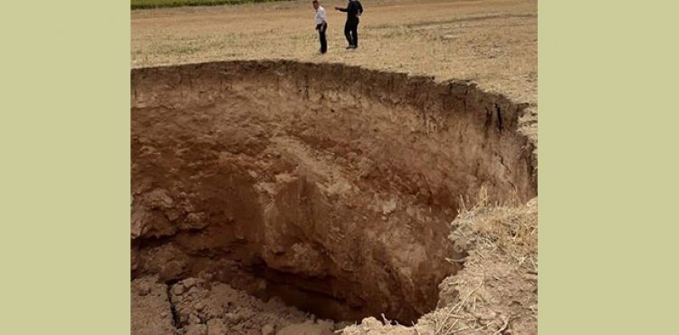 Tarlalarda oluşan dev obruklar paniğe neden oldu