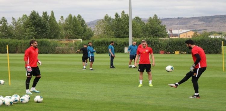 Hikmet Karaman: “VAR hakemleri teknolojiyi kullanamıyorsa söylesinler”