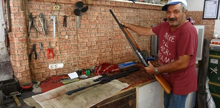 35 yıllık silah tamircisi hem polise, hem askere hizmet ediyor