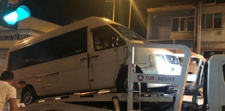 Askeri araçla çarpışan minibüs böyle devrildi