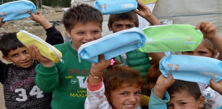 ‘Bir Gülücük, Bin Mutluluk” dediler, mevsimlik işçi çocukların yüzünü güldürdüler