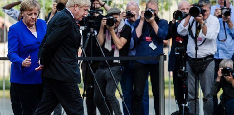 İngiltere'nin yeni Başbakanı Johnson'dan dikkat çeken rahatlık