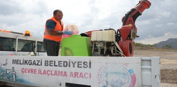 Temizlenen kurban kesim yerlerine gül suyu serpildi