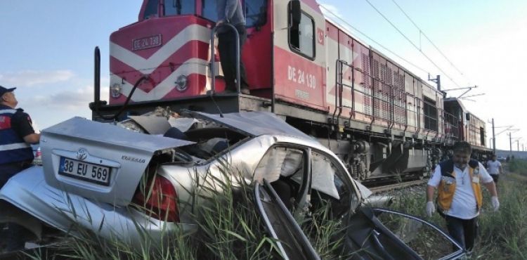Sivas'ta lokomotif ile otomobil çarpıştı: 1 ölü, 2 yaralı