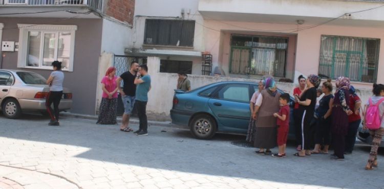 Eşini sokak ortasında boğazından bıçaklayarak dehşet saçtı