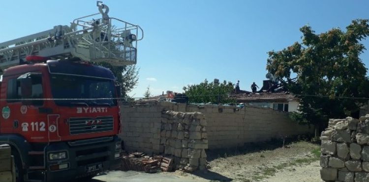 Müstakil evin çatısında çıkan yangını itfaiye söndürdü