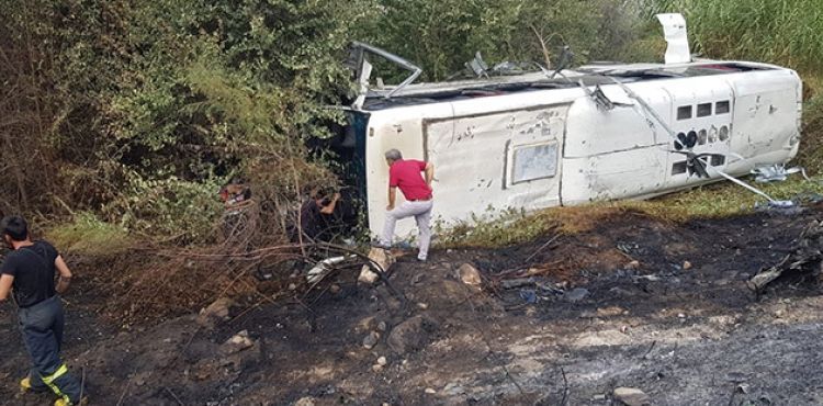 Aydın'da devrilen servis otobüsü alev aldı: 20'si ağır 45 yaralı