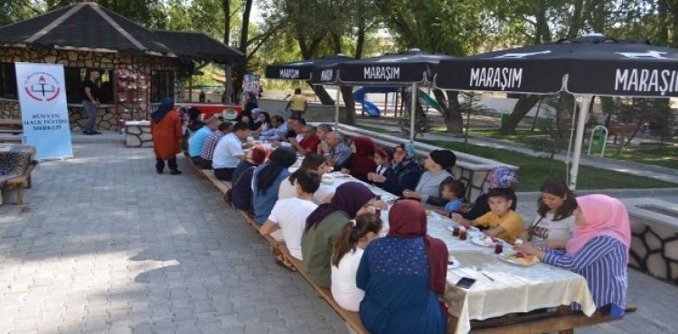 Bünyan Halıları Pınarbaşı Mesire Alanında Sergileniyor