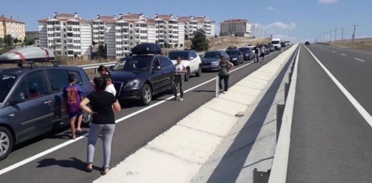 İpsala Sınır Kapısı'na uzanan kuyruk 8 kilometreyi geçti