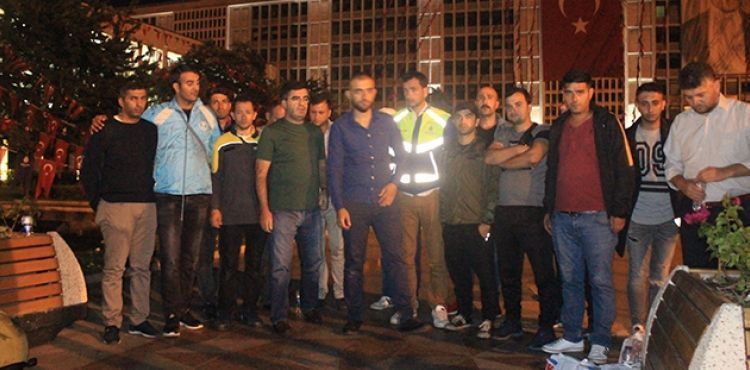 İşçilerin İBB önündeki bekleyişi sürüyor