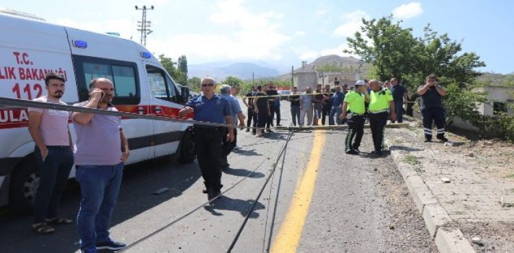 Kamyonun çarptığı müstakil ev yıkıldı