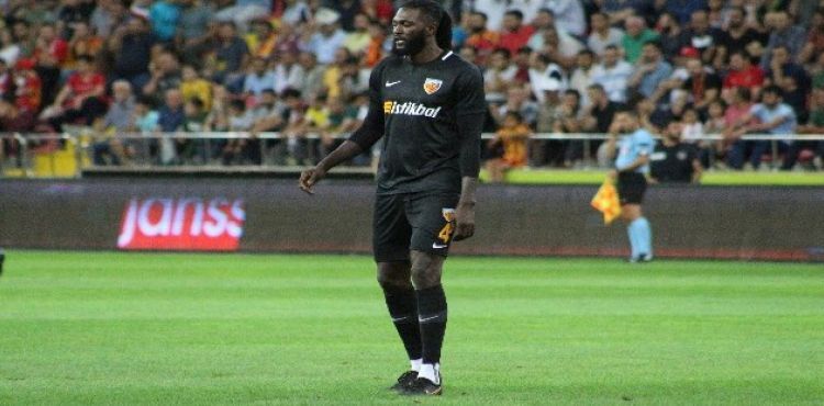 Emmanuel Adebayor ilk maçına çıktı