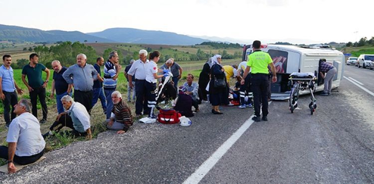 Kastamonu'da yolcu minibs ile kamyonet arpt: 1 l, 16 yaral