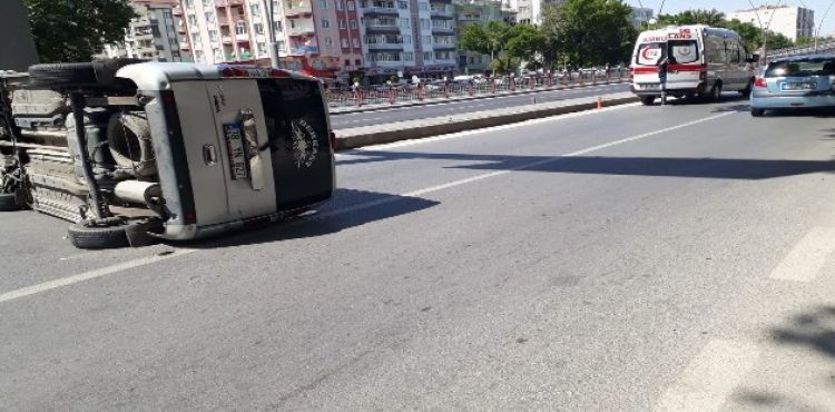 Direksiyon hakimiyeti kaybolan araç yan yattı