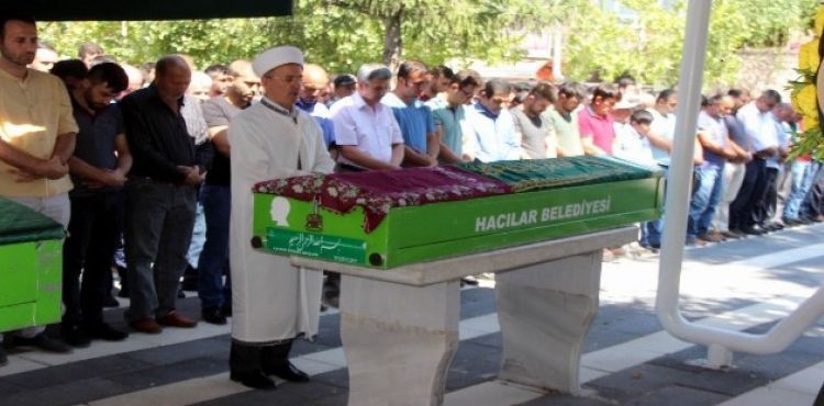 Kayseri'deki kazada hayatını kaybeden 3 kişi toprağa verildi