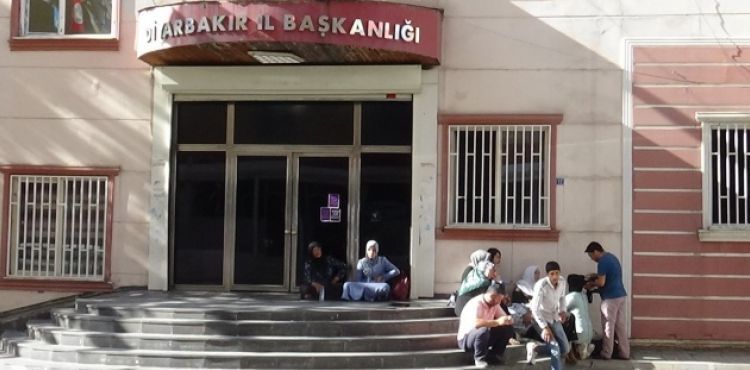 Çocukları dağa kaçırılan ailelerin HDP önündeki eylemi 2. gününde