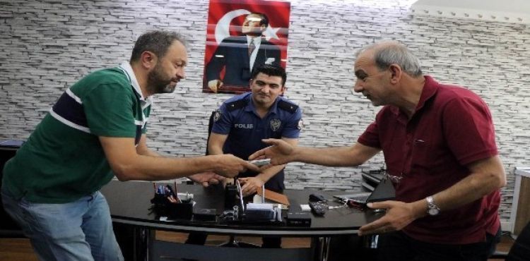 Çalıştığı dükkanda bulduğu 10 bin doları sahibine teslim etti