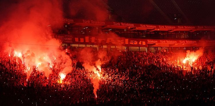 Türk Telekom Stadyum'daki imza törenine 25 bin kişi katıldı