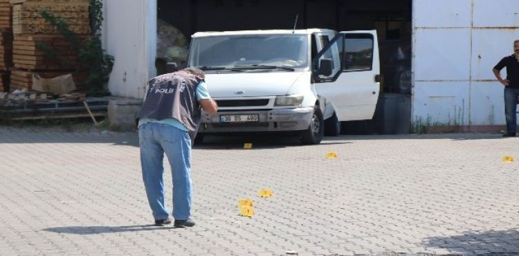 Kavga eden kpekleri ayrmak isterken katil oluyordu