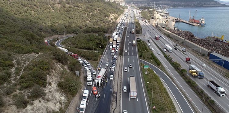 TEM'de tır devrildi, 5 kilometrelik kuyruk oluştu