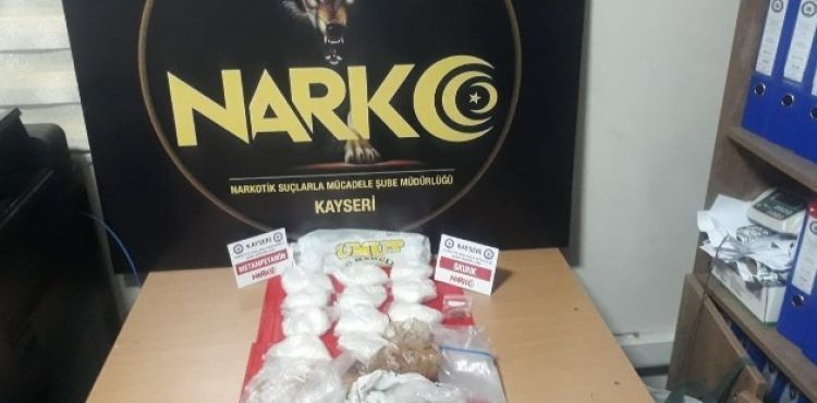 Uyuşturucuyu aracın motoruna zulaladılar