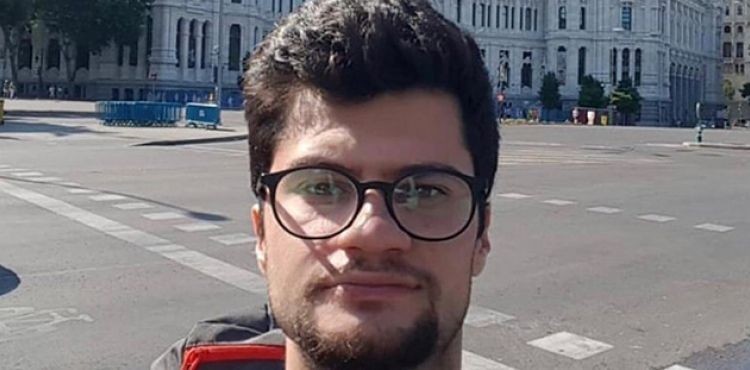 Taksim'de tramvay durağında oturan genci bıçaklayarak öldürdüler