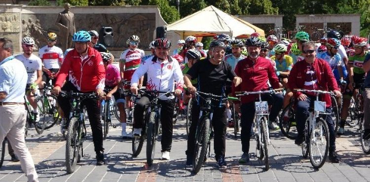 15 Ülkeden 150 bisikletçinin katıldığı Tour Of Central Anatolia Yarışları Sürüyor