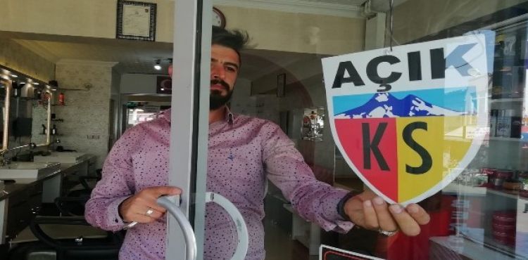 Kayserispor fanatiği berber dükkanını sarı-kırmızıya boyadı