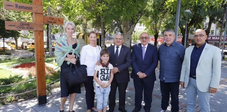 85 ÜLKEDEN 250 GAZETECİ GELİYOR