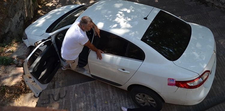 Yol sandığı merdivenlerden uçtu, saatlerce aracın üzerinde bekledi