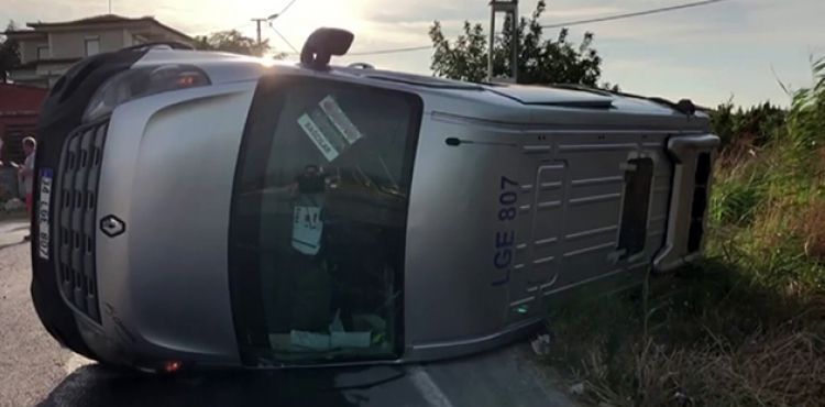 Beylikdüzü'de öğrencileri taşıyan okul servisi takla attı