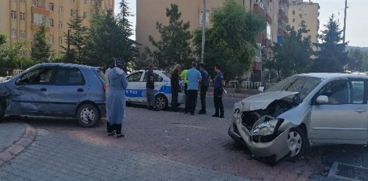 Çarpışan otomobiller kaldırıma çıktı: 2 yaralı