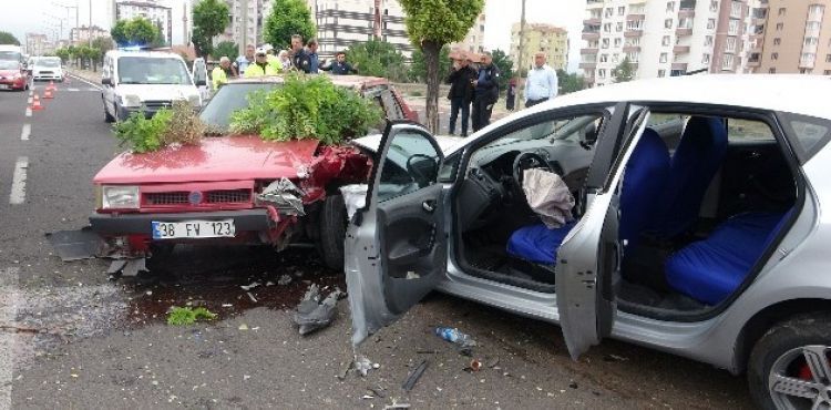 Direksiyon hakimiyeti kaybolan otomobil karşı şeride geçti