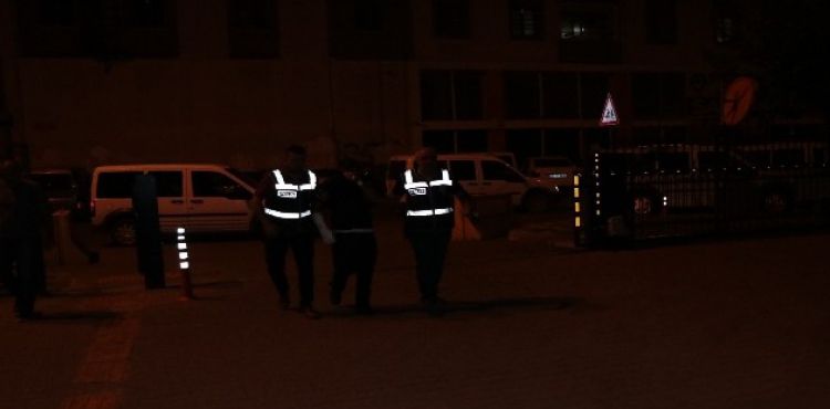 4 ayrı suçtan aranan şahıs polisi görünce pencereden atladı