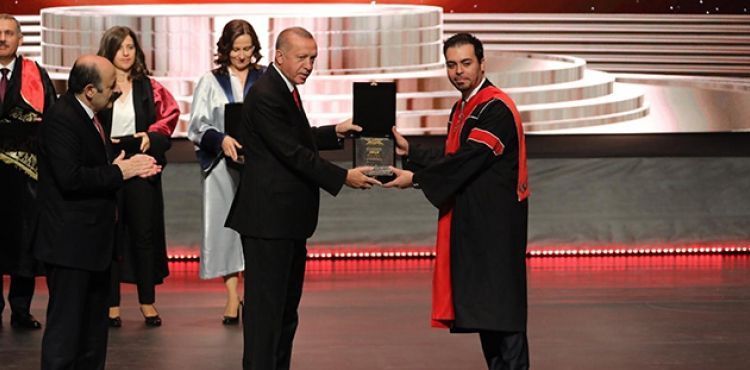 Cumhurbaşkanı Erdoğan'dan Dr. Öğr. Üyesi Erzurumlu'ya üstün başarı ödülü