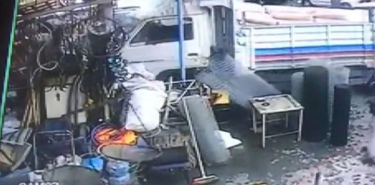 Freni boşalan kamyon hırdavat dükkanına girdi