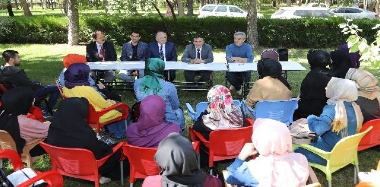 ERÜ Rektörü Çalış, Öğrencilerin Çay Davetini Kırmadı