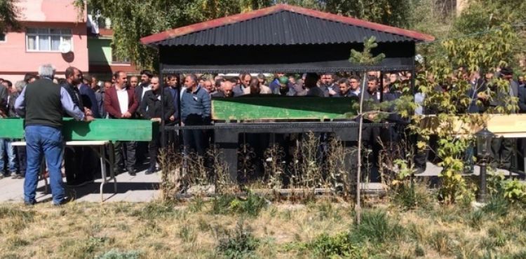 Küçük Umut babasıyla aynı mezara defnedildi